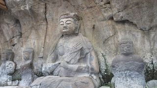 各石仏は、風雨を避けるため屋根がかけられていて、夕方でも見学できるよう照明がついていました。