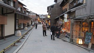 石畳の坂道、京都の風情が