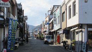 通りに面してはお醤油やお味噌を売る老舗の店もあって、そぞろ歩きも楽しく感じられました。