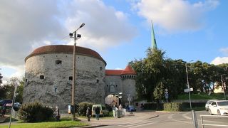 塔というより要塞に見えるほど太いです