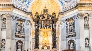 地下深くに眠る守護聖人「ペトロ」の墓を守る大きな天蓋