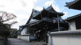 歴史を感じさせる建築が建っており、【二王座歴史の道】の中でも非常に見ごたえがあるお寺でした。