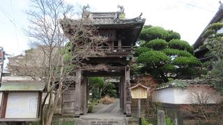 楼門の屋根には小さいながらも鯱が載っていて、どことなく可愛らしく感じられました。