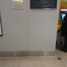 説明板と床のマーク