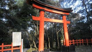 笠木の部分が長屋の屋根のような独特な形状でさらにわずかに反りあがっています。