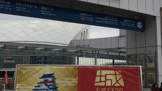 駅からショッピングモールを通り抜けてアクセスできる。