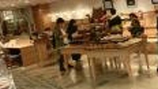 勤め帰りの女性客でいっぱい