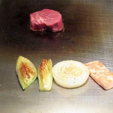 鉄板に目が行ってしまいます