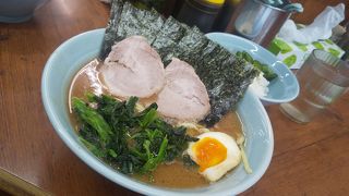 濃厚なスープが美味しい横浜家系ラーメンの人気店