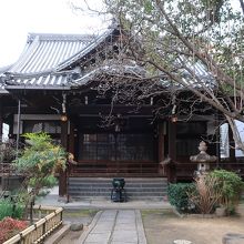 破風が印象的な本堂