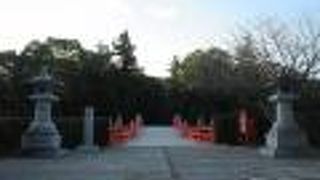 朱色の欄干の美し橋を渡って境内に入っていきます。