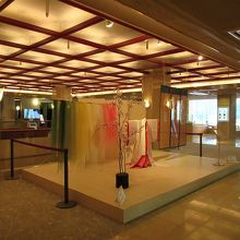 ホテルロビーには源氏物語をモチーフにした飾りつけ