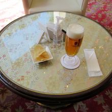 テーブルも美しい反物で飾られています