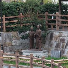 像は川辺にある