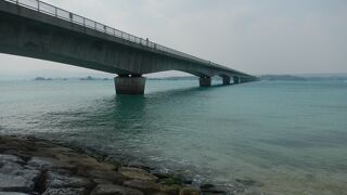 沖縄本島からは、屋我地島を通って長さが１９６０ｍの古宇利大橋を通ります。