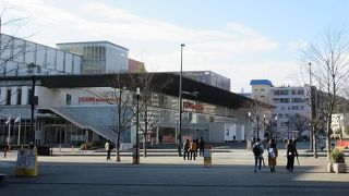 企業向けの貸会議室などもあり、多目的に使える施設として利用価値が高いです。