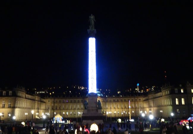 クリスマスマーケット時季の夜にはすばらしい音と光のショーが開催されています