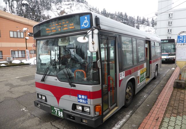 大湯温泉や栃尾又温泉へ向かうバス