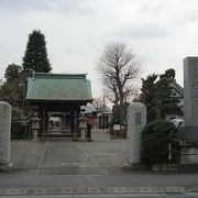 住宅に囲まれた広い境内を有するお寺