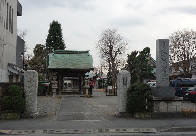 住宅に囲まれた広い境内を有するお寺