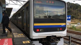 特急からの乗り換えもスムーズ。