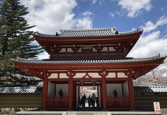 とても素晴らしいお寺でした。特に5月に桜が満開です！