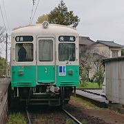 グリーンの電車が走る落ち着いた路線