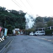 駅を降りたらもう温泉気分。