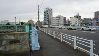 この橋を渡るともうすぐ中央卸売市場