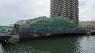 堂島と中之島とを結ぶアーチ形の橋です