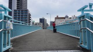 土佐堀川に架かる歩行者専用橋