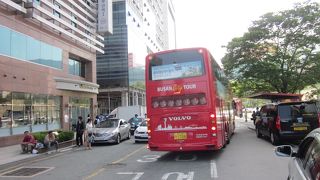 街ではバスも多いです