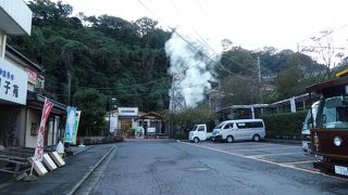 駅を降りたらもう温泉気分。