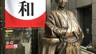 入口に龍馬さんの銅像がありました、すぐに分かりました。