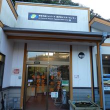 今見ると観光案内的表示がガラスドアに。