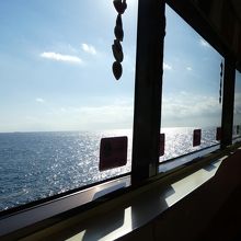 海を飛ぶよう。