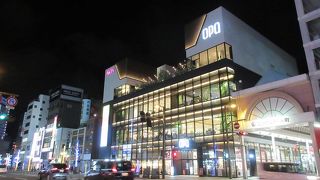 改装されて大分OPAと名前を変えていますが、若者向けの飲食店が集まる賑やかさは変わりません。