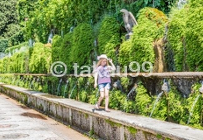 長い遊歩道に沿って沢山の噴水が並んでいます。