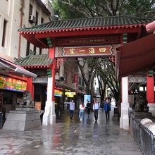 9時前は人通りも少なく、お店も開店準備中。