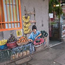 チャイナタウンの古き時代の様子を描いた壁画が。