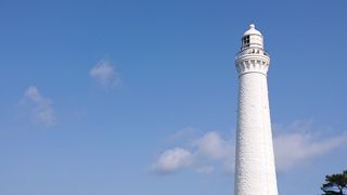 青い海に映える白い灯台