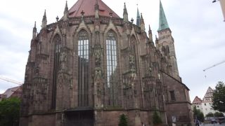 見る方向で、建物の外観が違って面白い