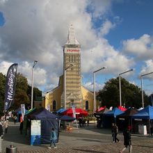 ワバドゥセ広場を見下ろすように建っています