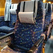 この座席配列は隣の人に過剰に気を遣わくてもいいですね！