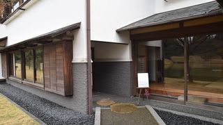 庭園から猿沢池方面に抜けられます