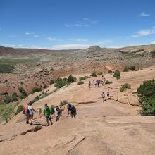 一枚岩の崖を登った先にアーチはあります
