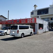 元々コンビニだったような外観です