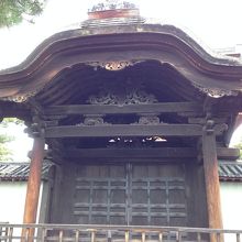 外側からの唐門