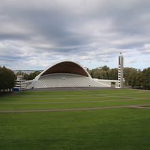 広大な芝生席とステージ
