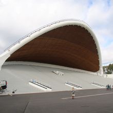 写真で見るより大きく感じました。いかにもソビエトの建築。